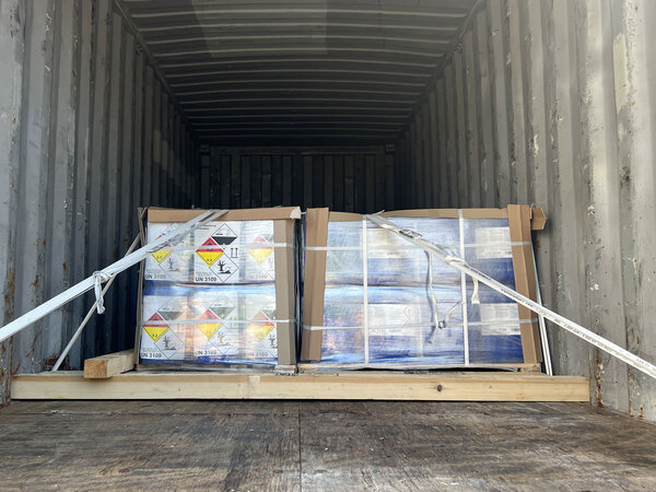 Containerstau zur Gefahrgutbeförderung im Spezialcontainer Containerstau zur Gefahrgutbeförderung im Spezialcontainer