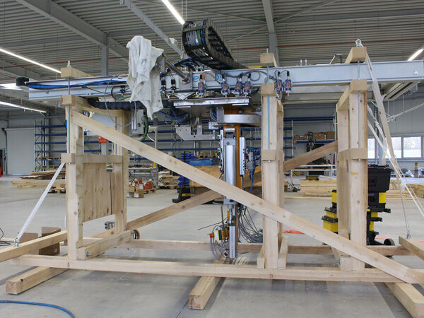 Holzkonstruktion zum Transport eines Teils einer Maschinenanlage Holzkonstruktion zum Transport eines Teils einer Maschinenanlage