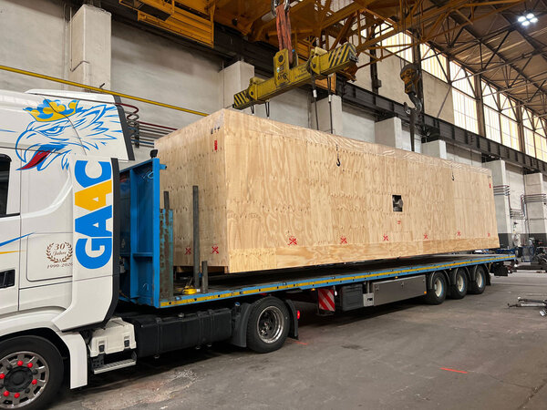 Transport einer Maschinenanlage mit einer Schwergutkiste Transport einer Maschinenanlage mit einer Schwergutkiste