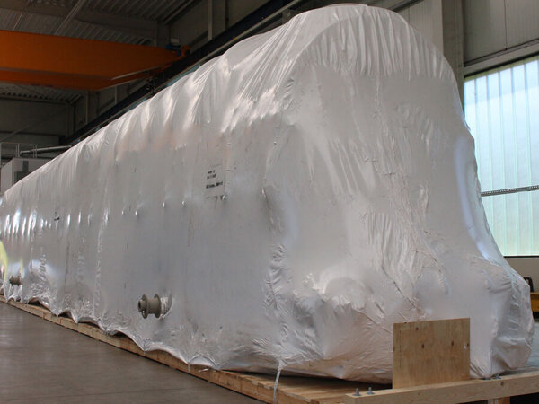 Großvolumiges Bauteil in sicherer Verpackung - Schrumpffolie Großvolumiges Bauteil in sicherer Verpackung - Schrumpffolie