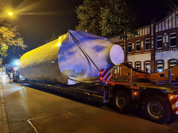 Großvolumiges Bauteil in PE-Folie eingeschrumpft und als Schwerlastransport Großvolumiges Bauteil in PE-Folie eingeschrumpft und als Schwerlastransport