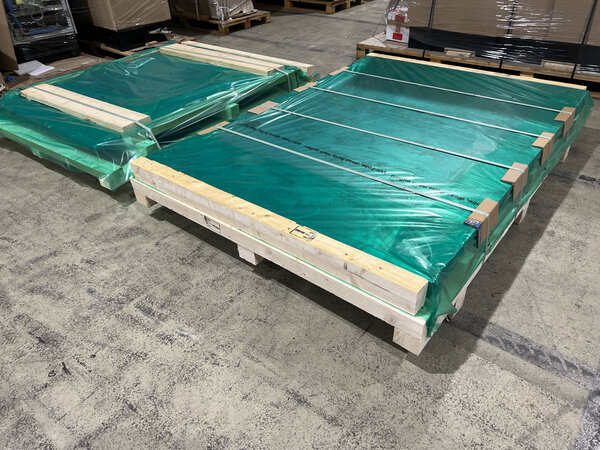 Korrosionssichere Verpackung von Teilen auf einer Palette Korrosionssichere Verpackung von Teilen auf einer Palette