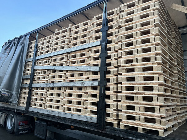 Palettentransport bei Auslieferung Palettentransport bei Auslieferung