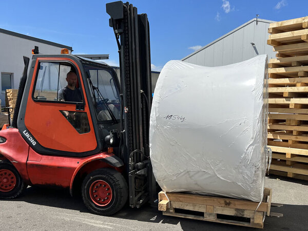 Bauteil in Schrumpffolie auf Palette für den Staplertransport Bauteil in Schrumpffolie auf Palette für den Staplertransport