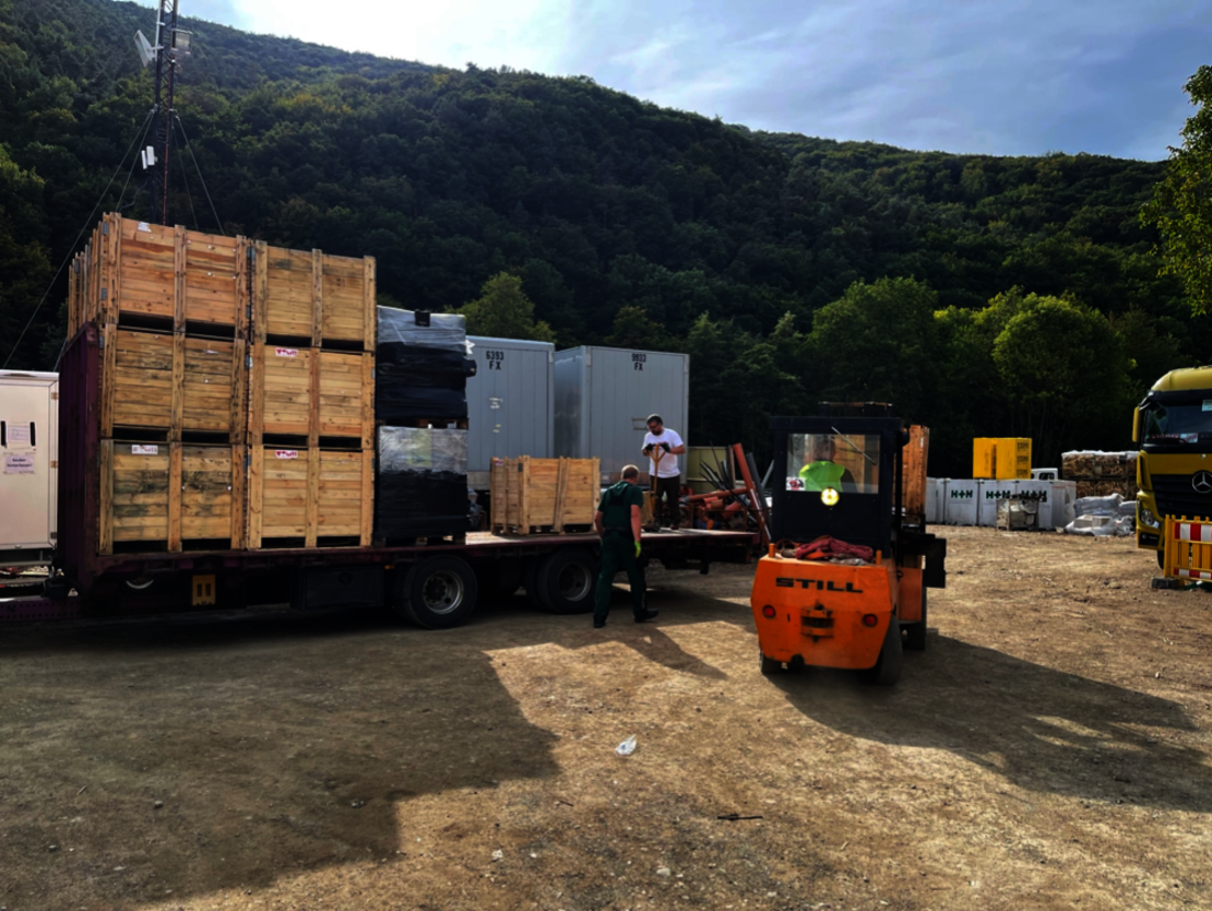 Das Brennholz wird am Baustoffzelt in Walporzheim abgeladen. © A.P. Paletten/HPE. Das Brennholz wird am Baustoffzelt in Walporzheim abgeladen. © A.P. Paletten/HPE.