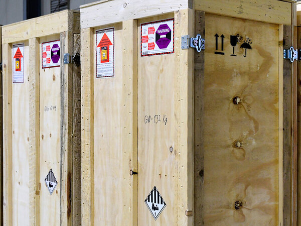 Detailansicht von Kennzeichnungen auf Gefahrgutverpackungen Detailansicht von Kennzeichnungen auf Gefahrgutverpackungen