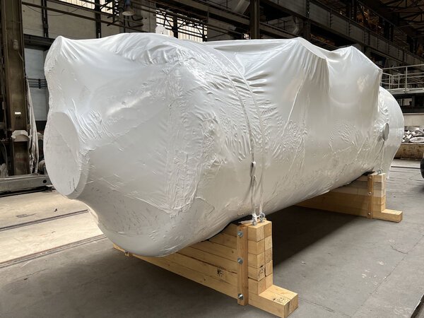 Bauteil in Schrumpffolie mit Sattelauflage Bauteil in Schrumpffolie mit Sattelauflage