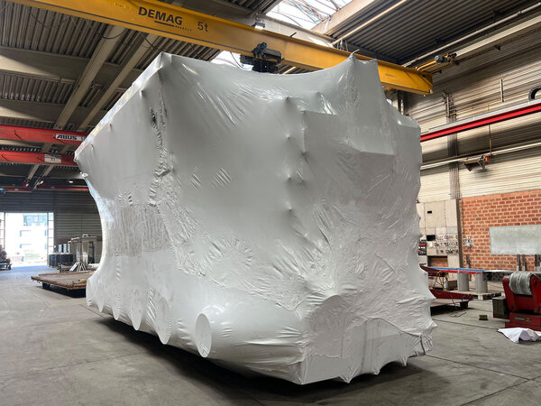 Großvolumige technische Anlage mit PE-Folie geschützt Großvolumige technische Anlage mit PE-Folie geschützt