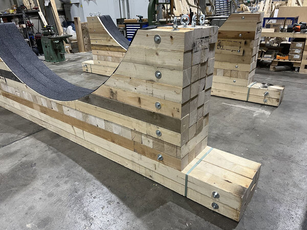 Detail einer Schwerlast-Sattelauflage Detail einer Schwerlast-Sattelauflage