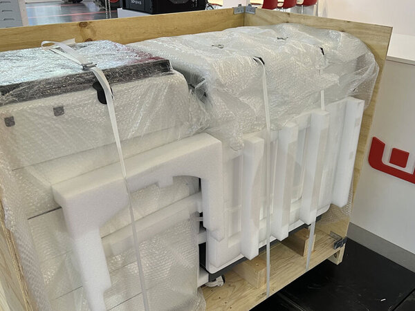 Transportkiste mit Messegütern auf dem Messestand Transportkiste mit Messegütern auf dem Messestand