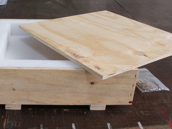 Kiste für Kunstgüter mit Einlagen aus Schaumstoff Kiste für Kunstgüter mit Einlagen aus Schaumstoff