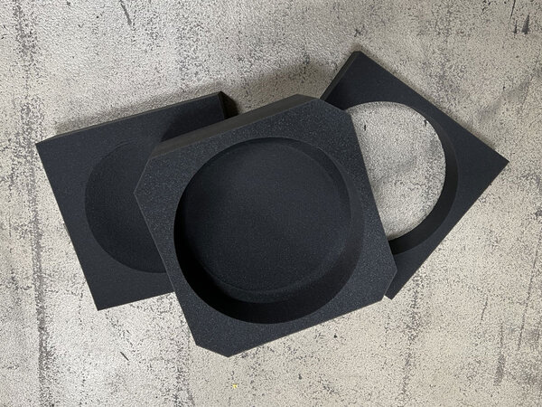 Schaumeinlagen vor der Montage in die Transportkiste Schaumeinlagen vor der Montage in die Transportkiste